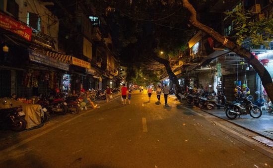 Phố Hàng Mã chặn chốt hai đầu, "thủ phủ" đồ chơi Trung thu ở Hà Nội vắng lặng