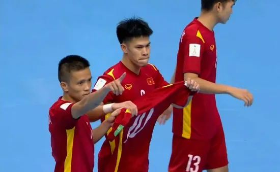 Sút tung lưới ĐT futsal Nga, Đắc Huy ăn mừng đầy ý nghĩa gửi đến Đức Tùng