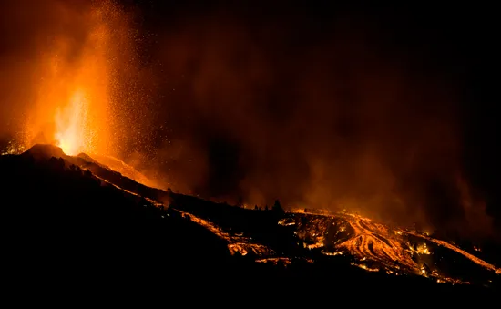 Núi lửa La Palma phun trào, Tây Ban Nha phải đóng cửa sân bay vì tro bụi dầy đặc