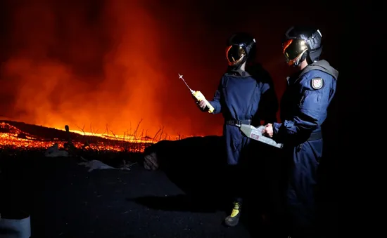 Sau 9 ngày phun trào, dung nham núi lửa tại La Palma bắt đầu tràn ra biển