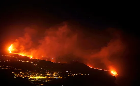 Núi lửa La Palma phun trào, những đám hơi nước đầy axit bốc lên khi dung nham tràn ra biển