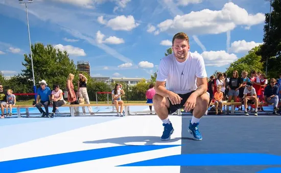 Luka Doncic khai trương sân bóng rổ tại quê nhà