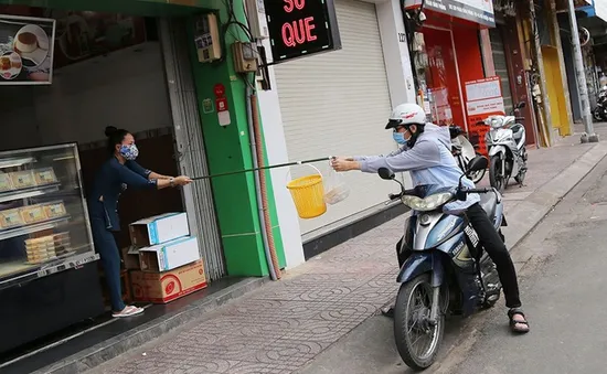 TP Hồ Chí Minh cho phép mở lại dịch vụ ăn uống, chỉ bán mang đi