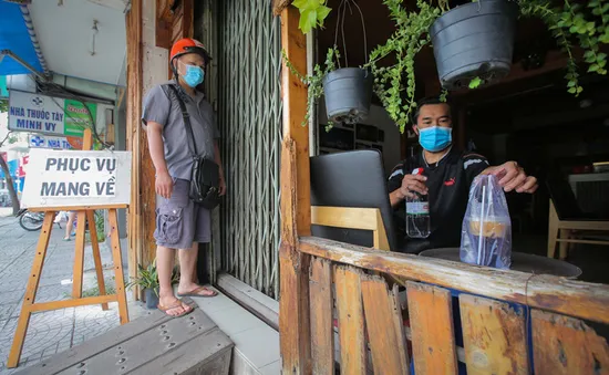 Trước 30/9, TP Hồ Chí Minh ưu tiên tiêm vaccine, thí điểm nới lỏng giãn cách và "thẻ xanh COVID"