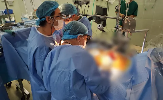 Lần đầu tiên thực hiện bắc 2 cầu động mạch bằng xâm lấn tối thiểu, có nội soi hỗ trợ