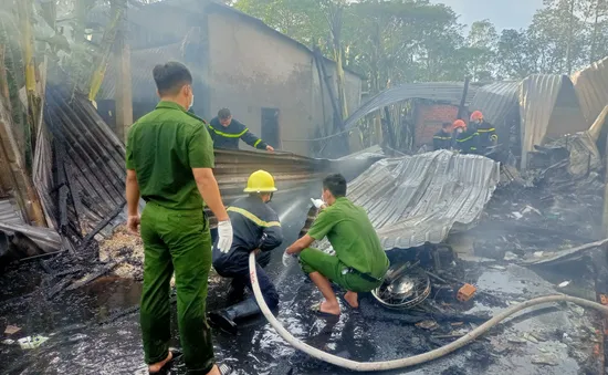 Thanh niên say rượu phóng hỏa đốt nhà mẹ ruột