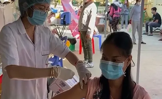 Campuchia tiêm mũi vaccine thứ tư cho các nhóm ưu tiên