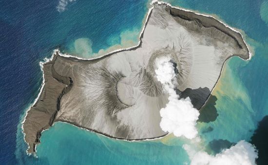 Núi lửa Tonga phun trào, cảnh báo sóng thần được ban bố ở Nhật Bản và các đảo Thái Bình Dương