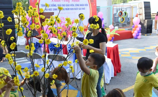 Mang không khí Tết cho con em công nhân nơi từng là tâm dịch