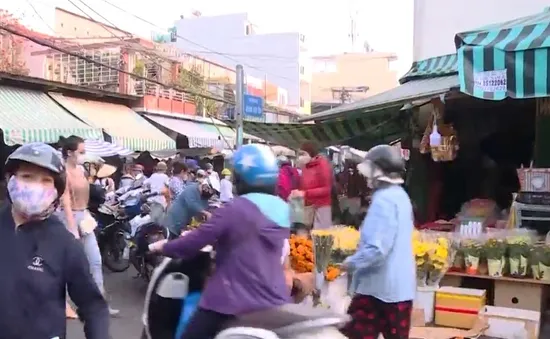 Người dân TP Hồ Chí Minh nhộn nhịp đưa ông Công, ông Táo về trời