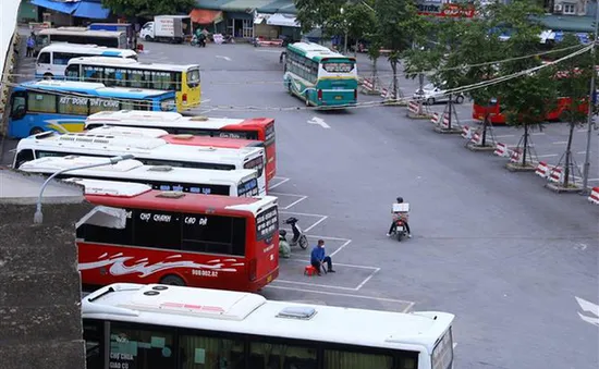 Hàng không đông đúc, bến tàu, xe khách đìu hiu ngày cận Tết