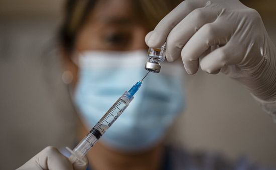 Chile trở thành quốc gia đầu tiên ở Mỹ Latin triển khai tiêm mũi vaccine COVID-19 thứ tư