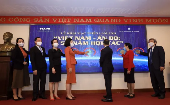 Khai mạc triển lãm ảnh “Việt Nam - Ấn Độ: 50 năm Hợp tác”