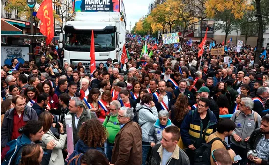 Người biểu tình tuần hành ở Paris trong bối cảnh thiếu nhiên liệu và lạm phát