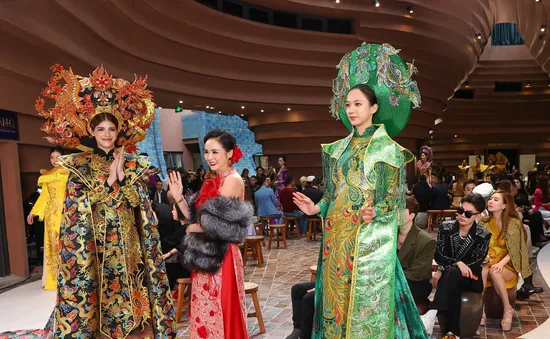 Gần 100 người mẫu, 8 nhà thiết kế tỏa sáng tại VC Fashion Show - Bước chân di sản