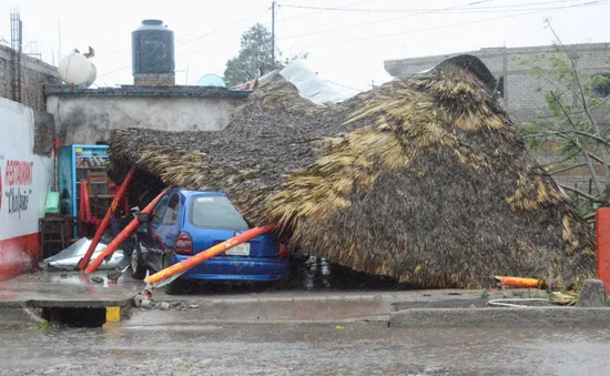 Bão Roslyn trút mưa lớn gây lũ lụt ở Mexico, 2 người thiệt mạng