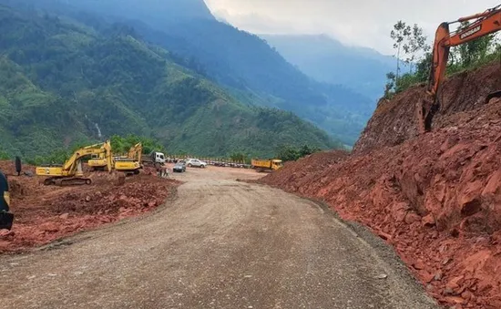 Đã khắc phục sạt lở, thông tuyến quốc lộ "độc đạo" lên cửa khẩu La Lay, Quảng Trị