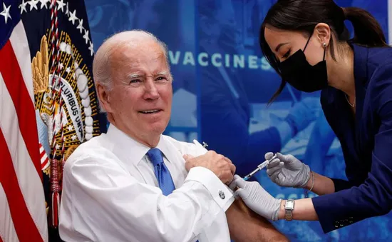 Tổng thống Mỹ Biden tiêm mũi vaccine COVID-19 tăng cường phiên bản cập nhật