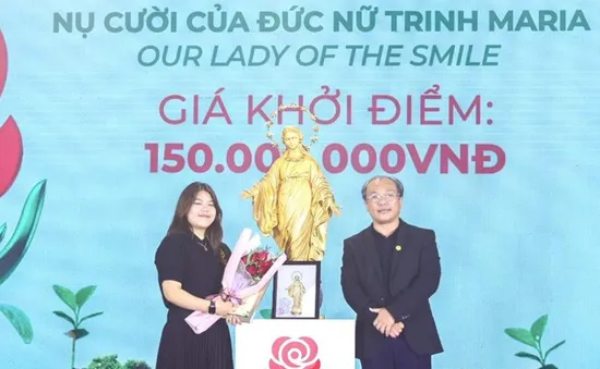 Đấu giá thành công 5 vật phẩm: 1,6 tỷ đồng được quyên góp vào quỹ từ thiện Bông hồng nhỏ