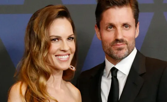 Diễn viên Hilary Swank tiết lộ đang mang thai đôi