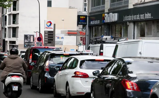 Đình công khiến các trạm xăng ở Pháp thiếu nguồn cung