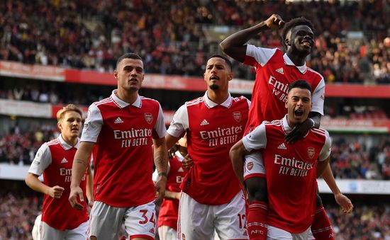 Arsenal 3-2 Liverpool: Saka lập cú đúp bàn thắng, Pháo thủ dẫn đầu Ngoại hạng Anh