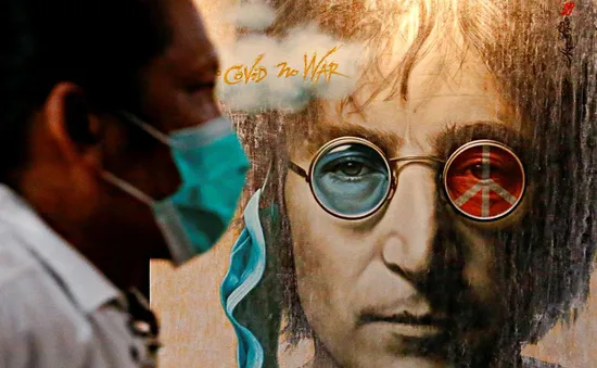 Cây đàn guitar bị đập vỡ của Kurt Cobain và kính của John Lennon được đấu giá