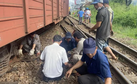 Tàu hàng trật bánh khiến đường sắt Bắc - Nam tê liệt nhiều giờ