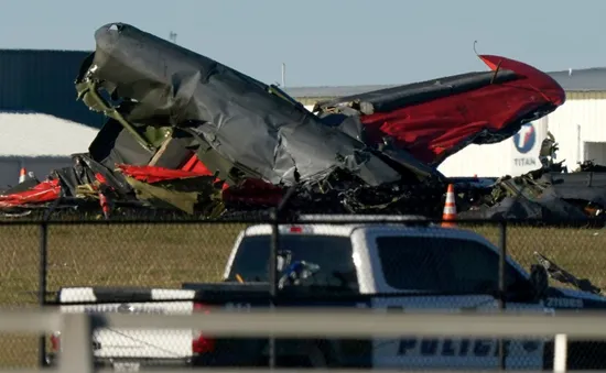 Máy bay chiến đấu cổ va chạm tại buổi trình diễn hàng không ở Texas khiến 6 người thiệt mạng