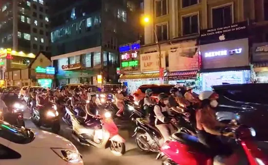 Khu vực cầu Thủ Thiêm 2 kẹt xe kéo dài do phân luồng bất hợp lý