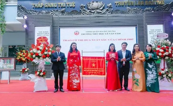 Trường tiểu học Lê Văn Tám vinh dự đón nhận Cờ thi đua xuất sắc của Thủ tướng Chính phủ