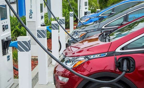 Giá vật liệu sản xuất ô tô điện tăng nhanh gấp 3 lần so với xe xăng