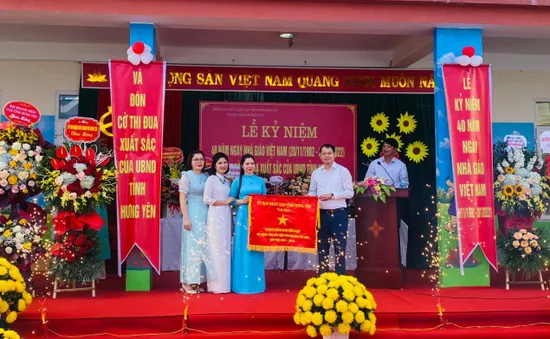 Trường mần non Hiến Nam, Thành phố Hưng Yên đón nhận Cờ thi đua xuất sắc của UBND tỉnh