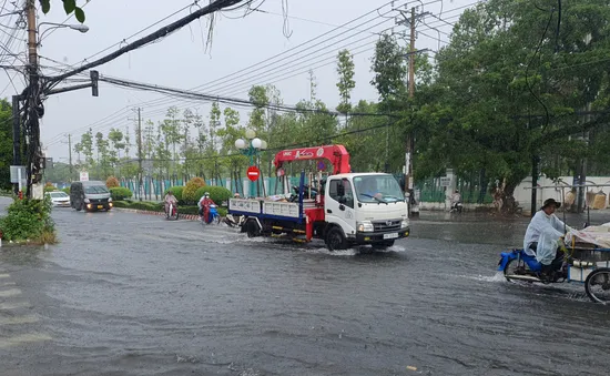 Mưa lớn kéo dài, nhiều tuyến đường tại TP Rạch Giá ngập nặng