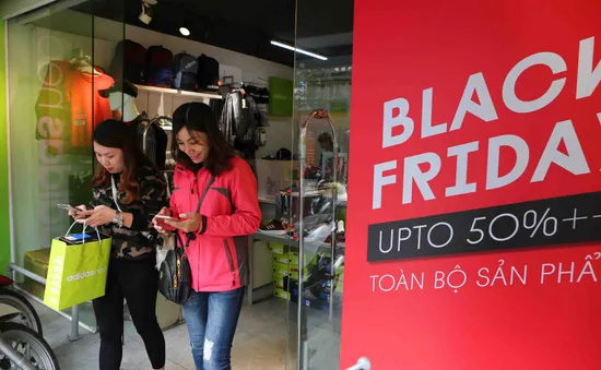 Nhiều cửa hàng giảm giá đến 90% dịp Black Friday