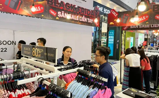 Nhộn nhịp không khí mua sắm dịp Black Friday