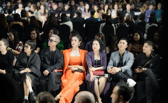 Huyền My, Lương Thanh chiếm spotlight trên thảm đỏ Fashion Week ngày thứ hai