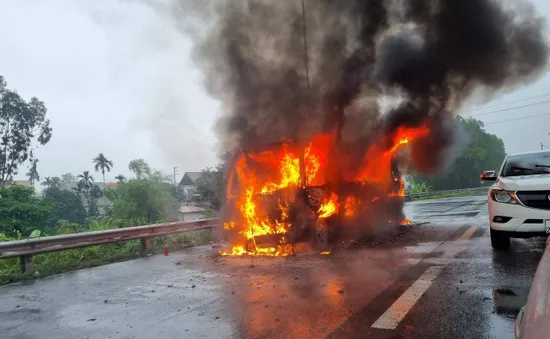 Xe khách cháy trơ khung trên cao tốc Pháp Vân - Cầu Giẽ
