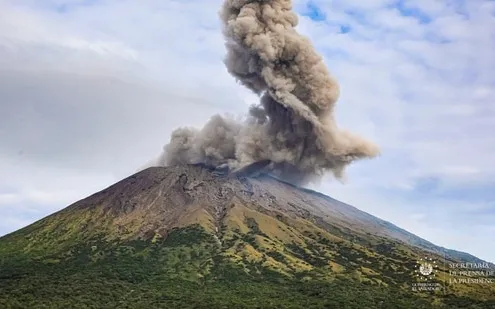 Núi lửa Chaparrastique phun trào, chính quyền El Salvador ra cảnh báo