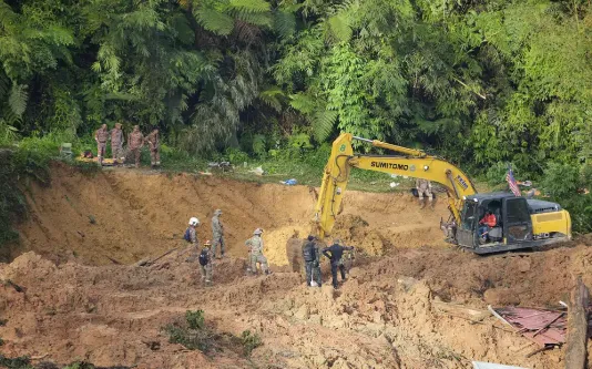 Nạn nhân bàng hoàng sau trận lở đất ở Malaysia