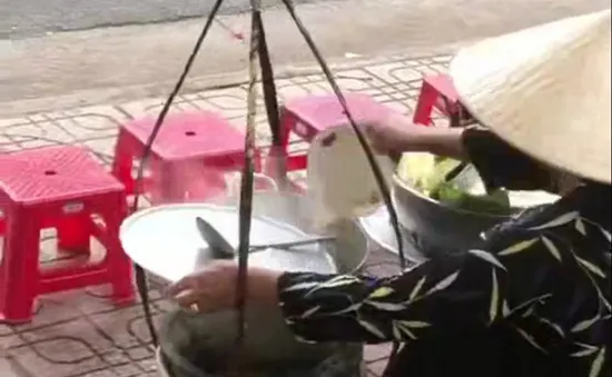 Người bán bún cá đổ đồ thừa vào nồi để bán bị phạt 4,5 triệu đồng
