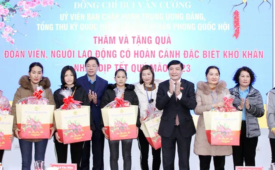 Tổng Thư ký Quốc hội thăm, tặng quà Tết công nhân tại Hải Dương