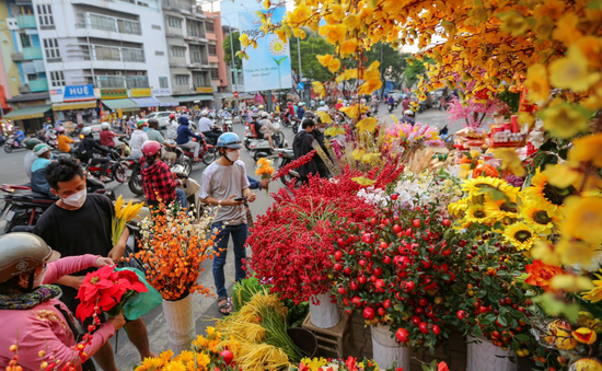 Thị trường đồ trang trí Tết dần sôi động