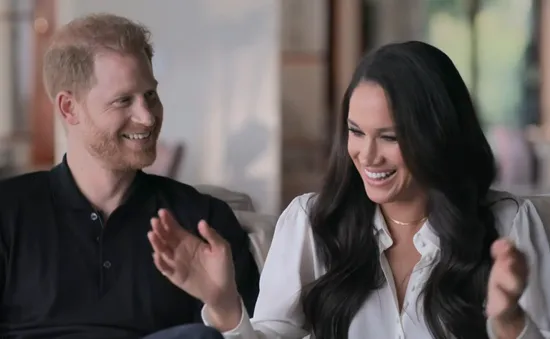 Vợ chồng Harry - Meghan bị chỉ trích đạo đức giả hậu ra mắt phim tài liệu