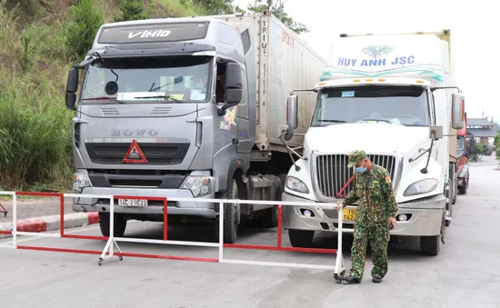 Hàng nghìn container nông sản lại “tắc đường” tại cửa khẩu