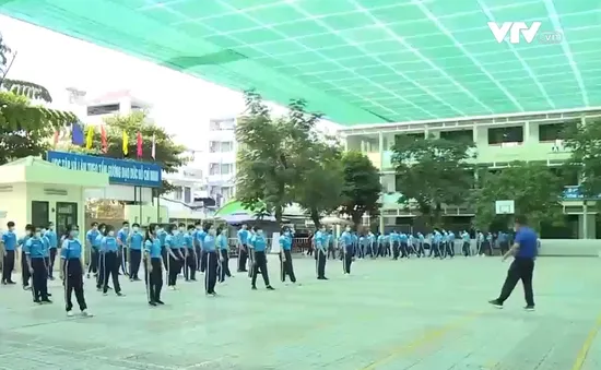 Học sinh tại TP Hồ Chí Minh đi học ngày thứ Bảy