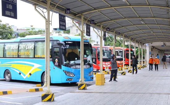 Giá xăng tăng liên tiếp, doanh nghiệp vận tải khó chồng khó