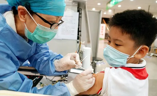 Việt Nam nỗ lực, tự tin tiếp cận và triển khai chiến dịch tiêm vaccine COVID-19 cho trẻ em