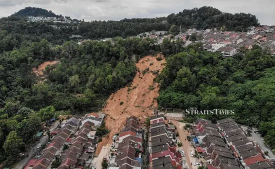 Mưa lớn bất thường gây lở đất ở thủ đô Malaysia, 4 người thiệt mạng