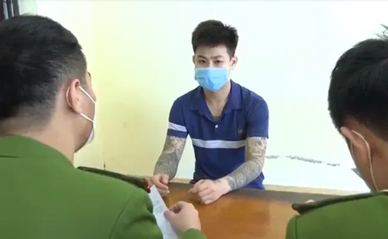 Dùng súng bắn tài xế taxi do nghi bị nói dối không tìm thấy bạn gái